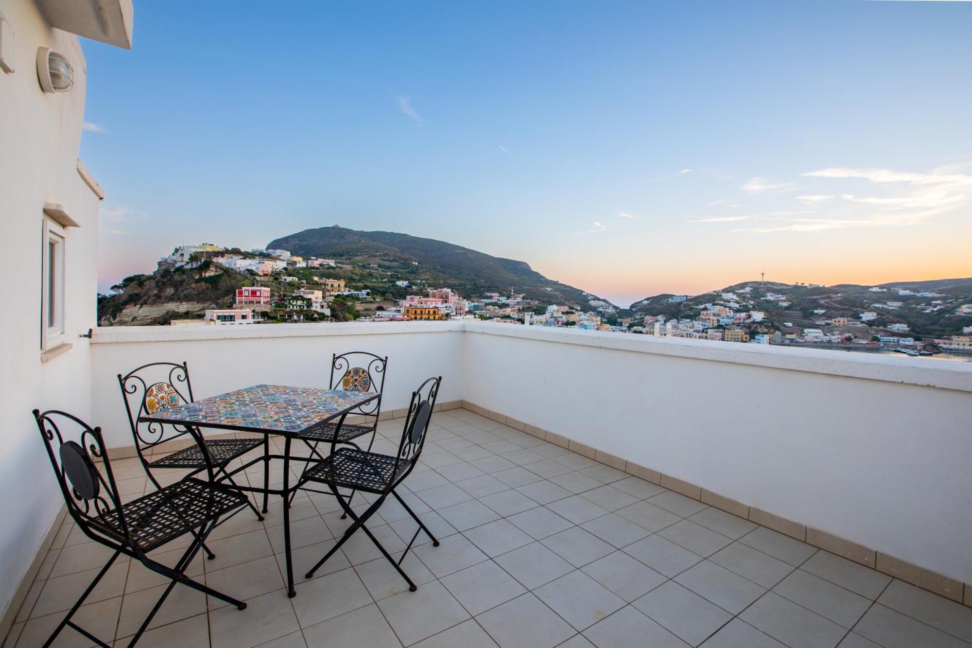 Hotel Torre Dei Borboni Понца Екстериор снимка