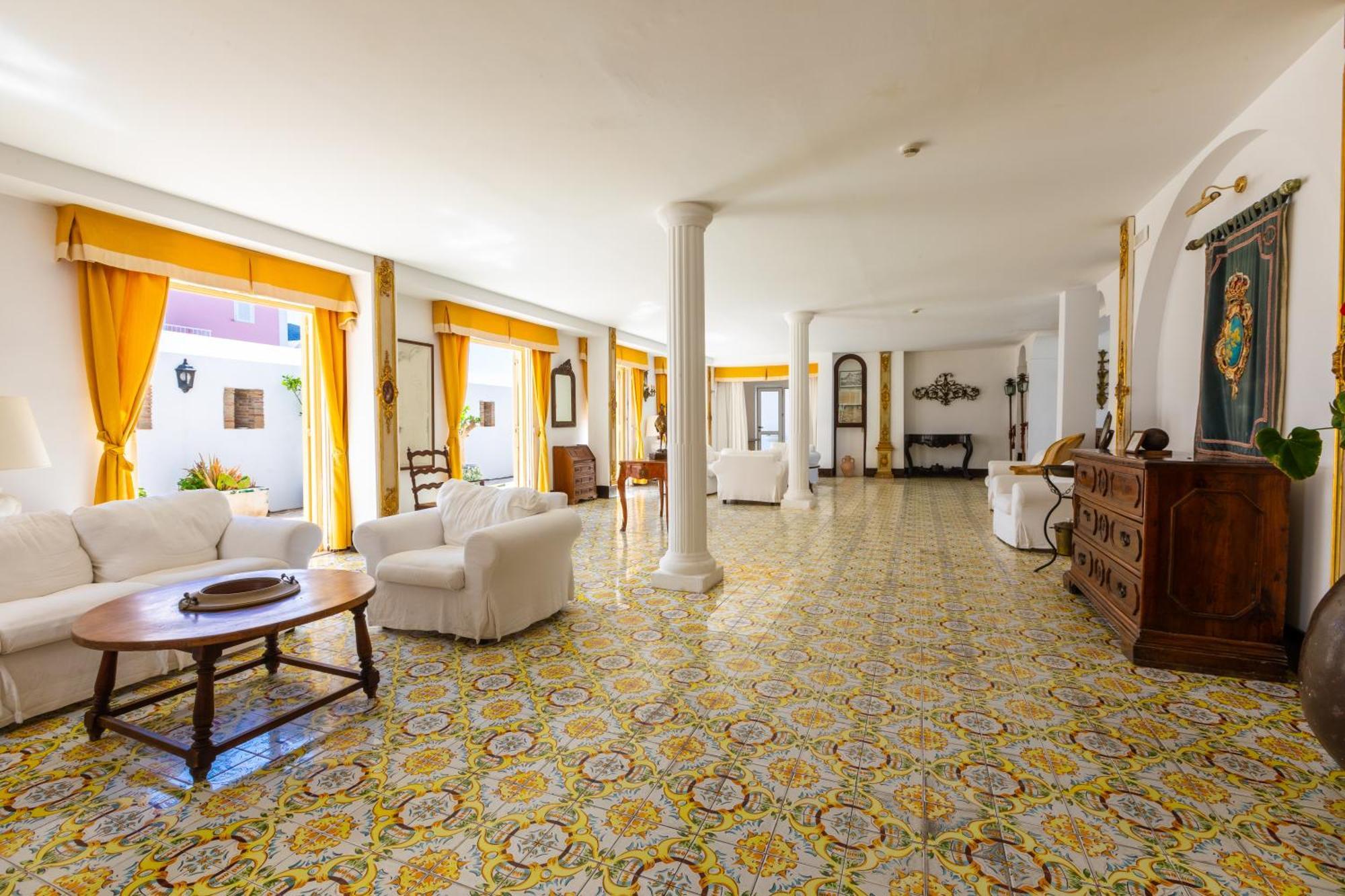 Hotel Torre Dei Borboni Понца Екстериор снимка