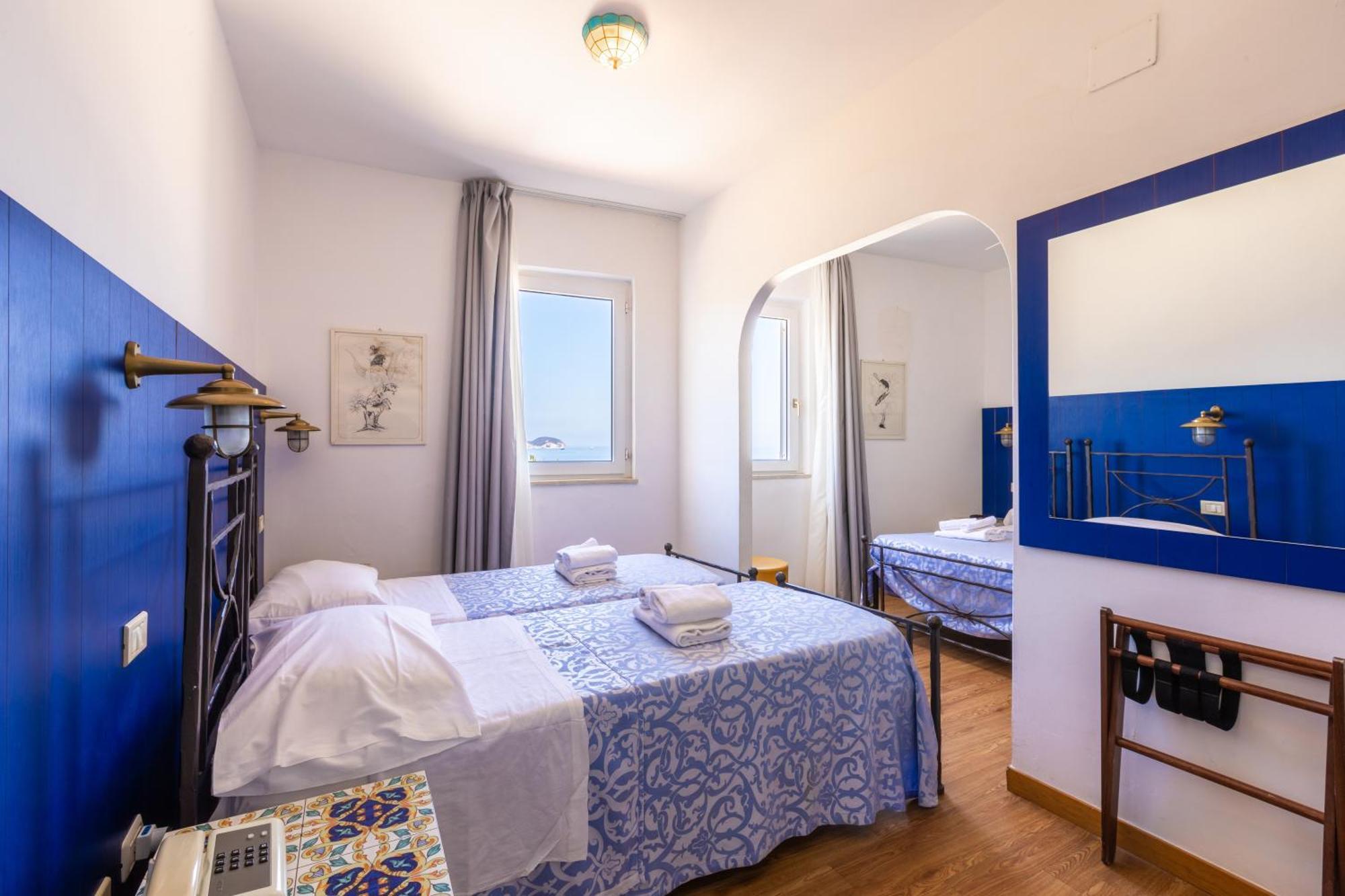 Hotel Torre Dei Borboni Понца Екстериор снимка