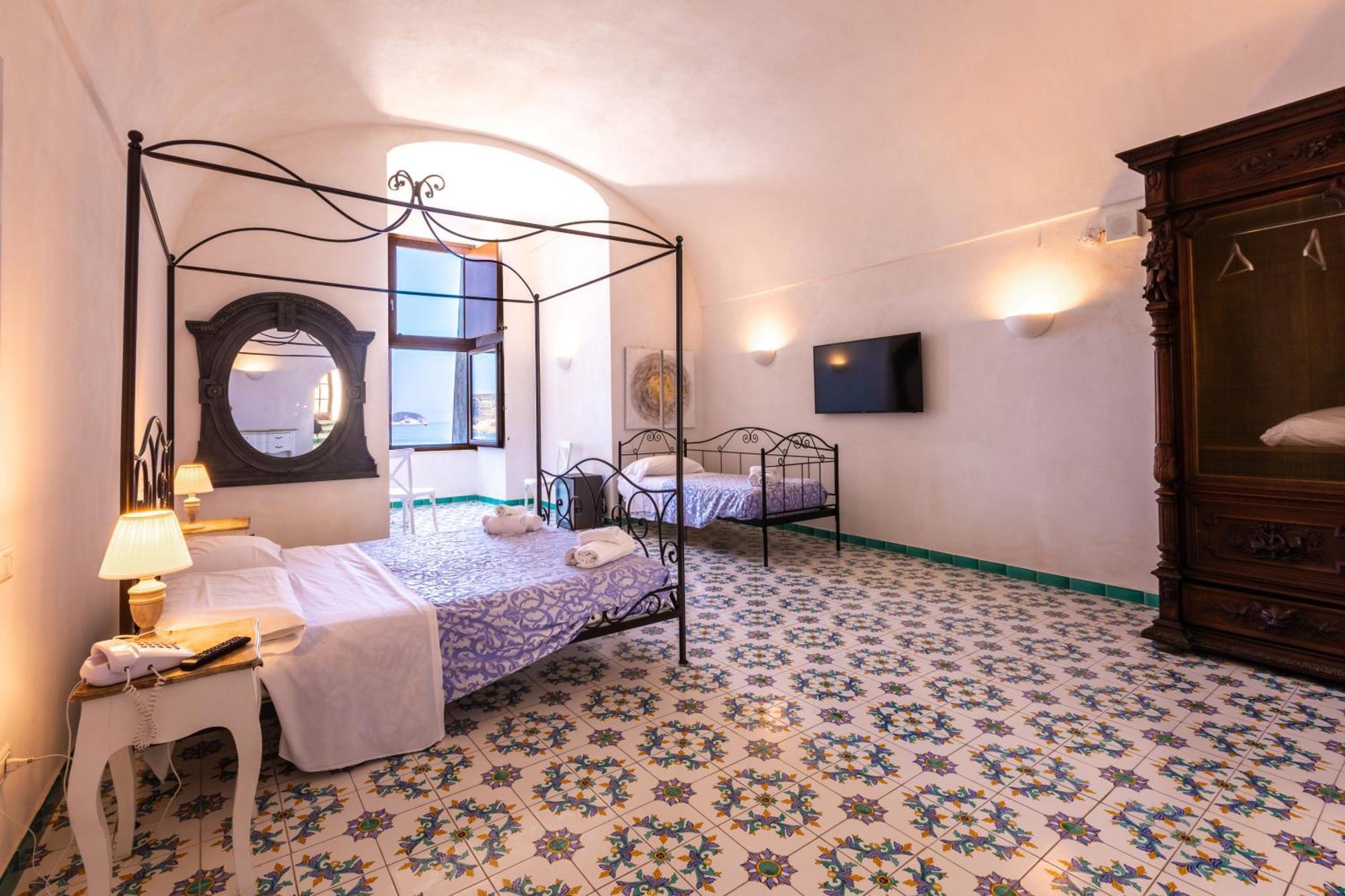 Hotel Torre Dei Borboni Понца Екстериор снимка