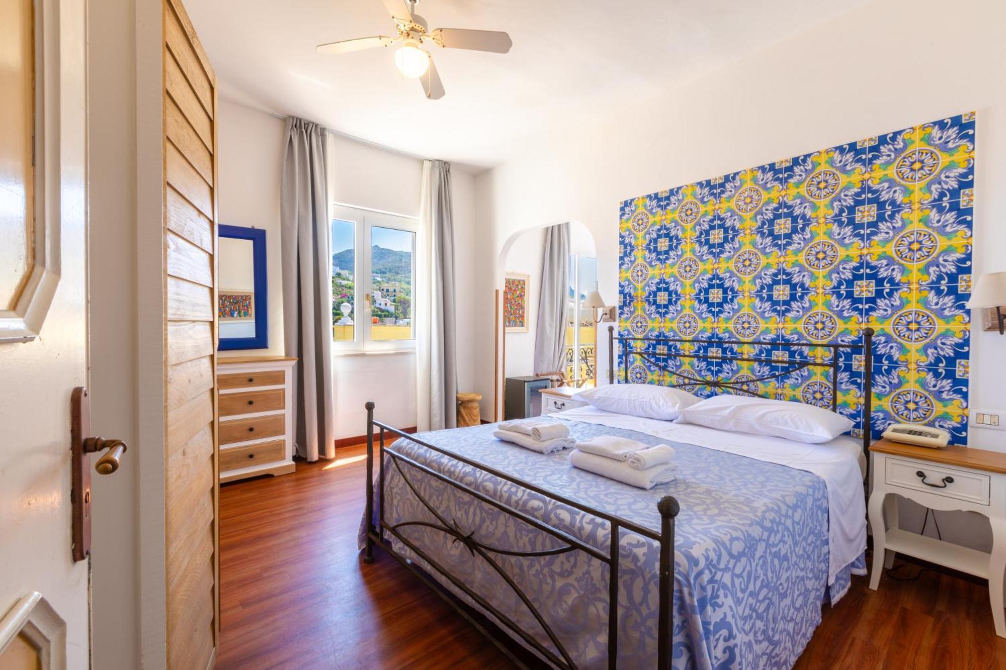 Hotel Torre Dei Borboni Понца Екстериор снимка