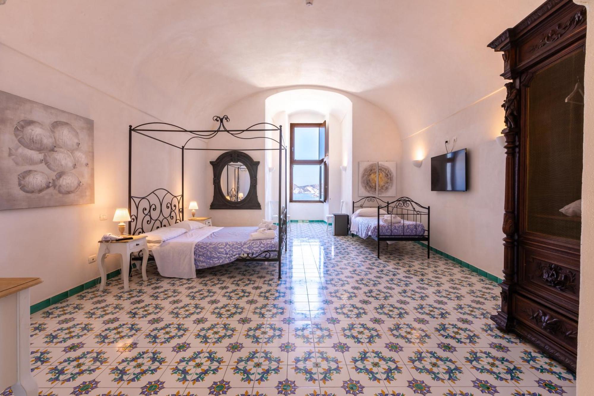 Hotel Torre Dei Borboni Понца Екстериор снимка