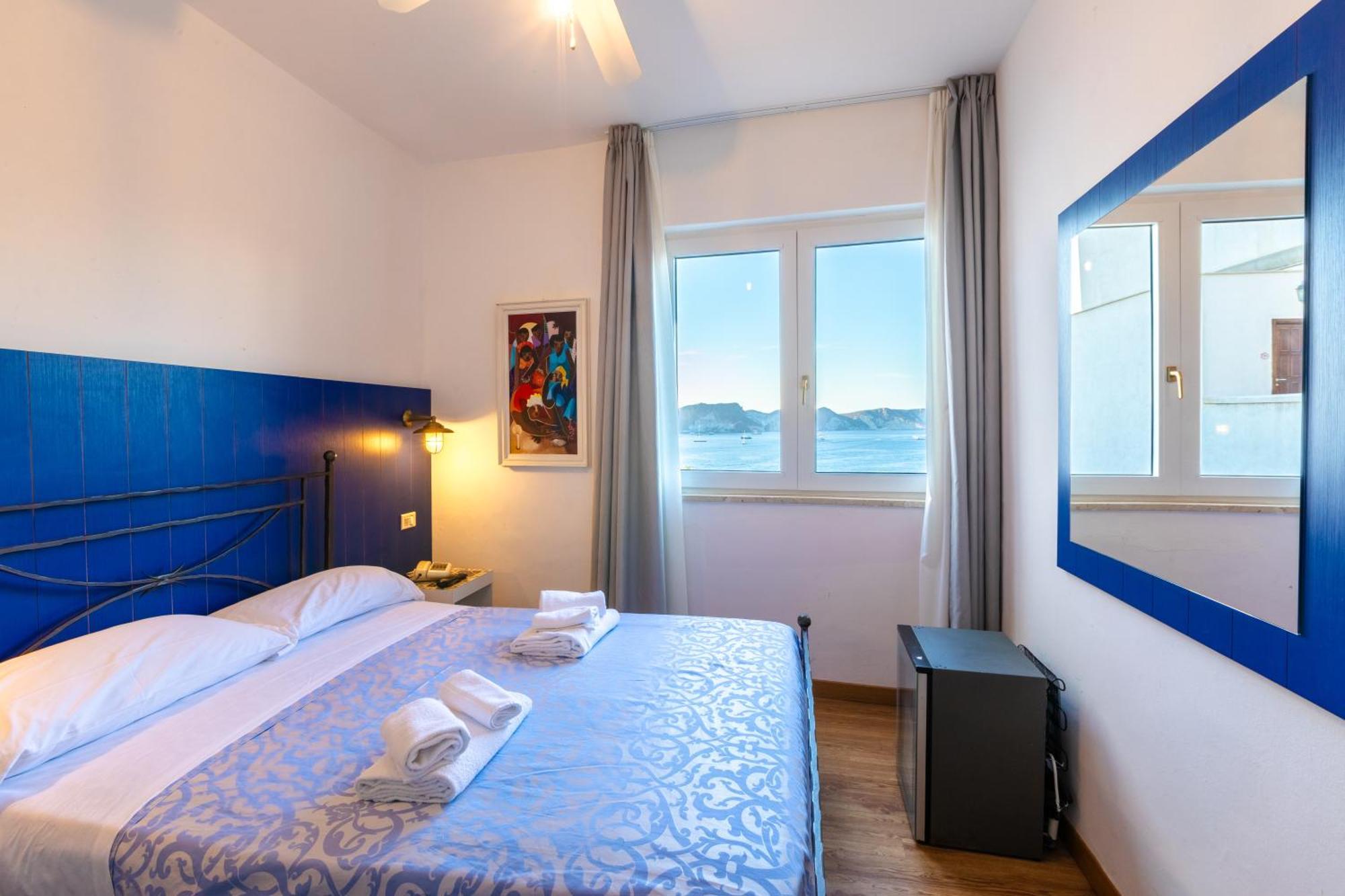 Hotel Torre Dei Borboni Понца Екстериор снимка