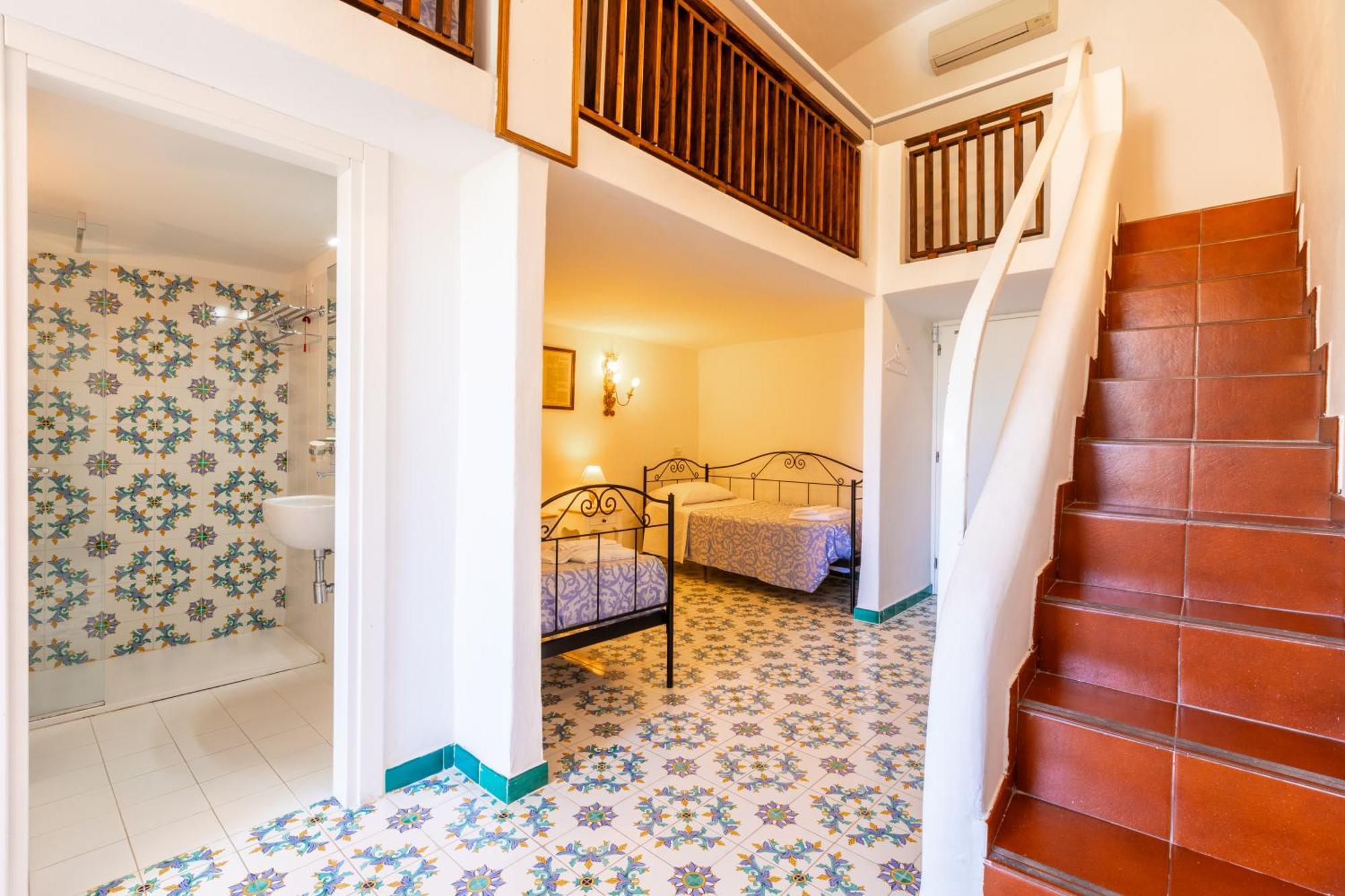 Hotel Torre Dei Borboni Понца Екстериор снимка