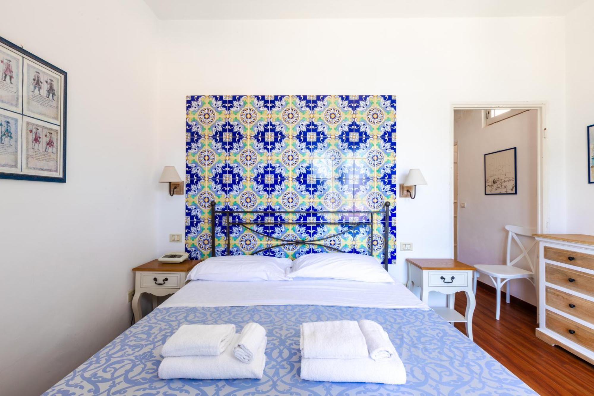 Hotel Torre Dei Borboni Понца Екстериор снимка