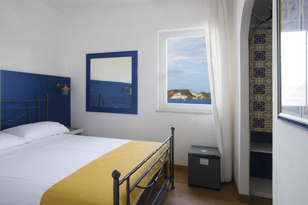 Hotel Torre Dei Borboni Понца Екстериор снимка