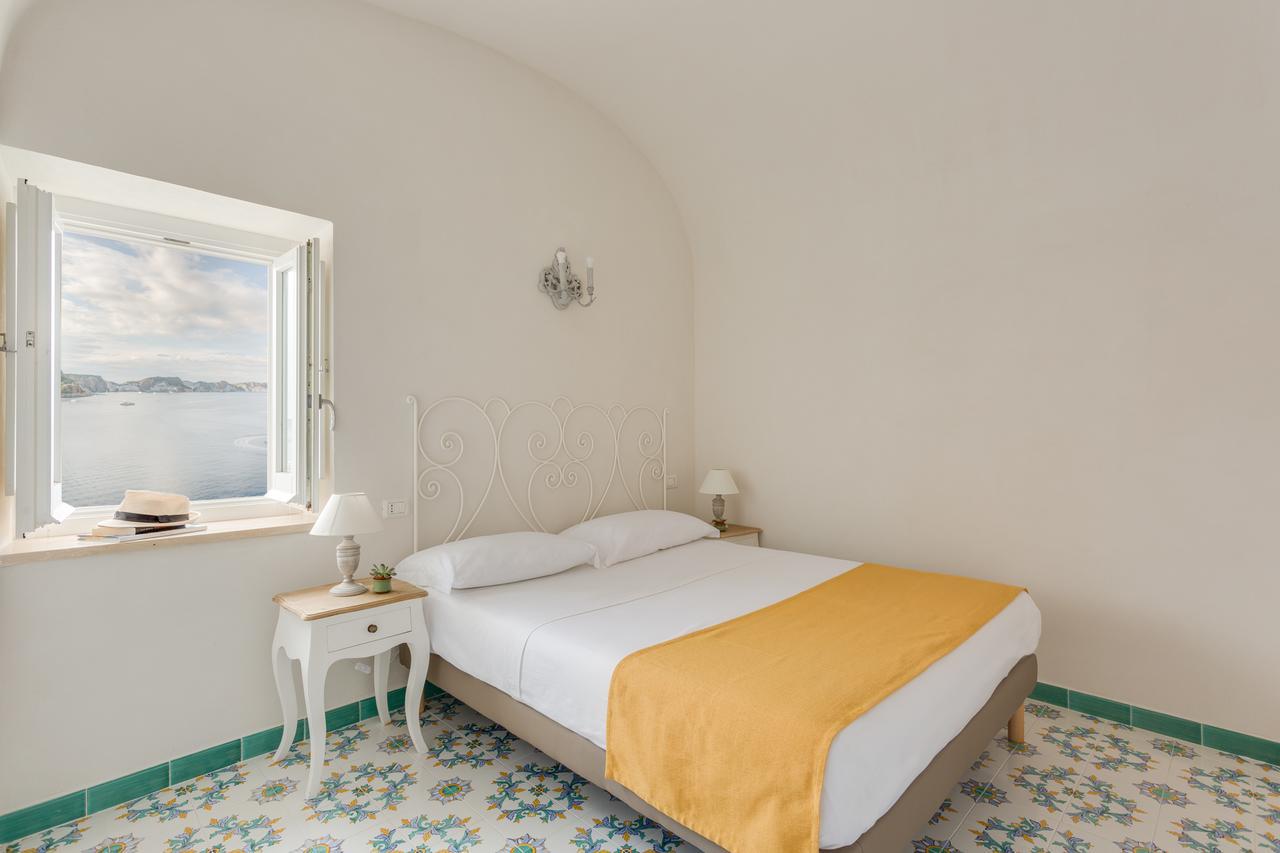 Hotel Torre Dei Borboni Понца Екстериор снимка