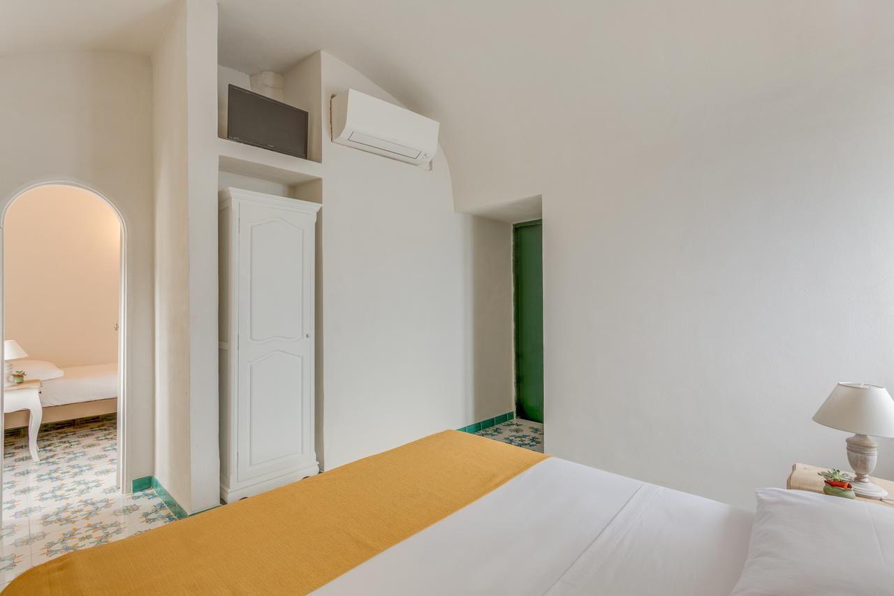 Hotel Torre Dei Borboni Понца Екстериор снимка