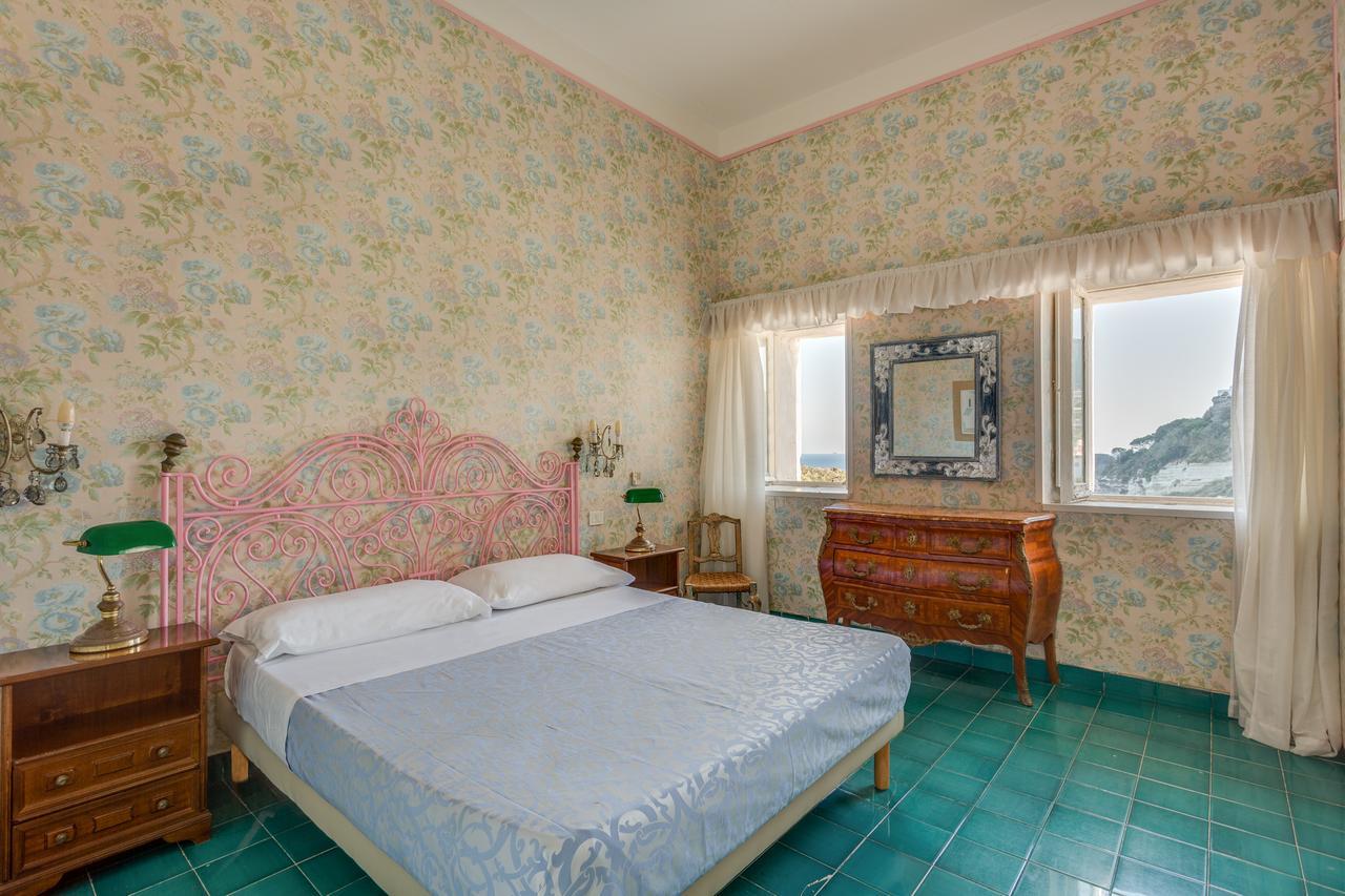 Hotel Torre Dei Borboni Понца Екстериор снимка