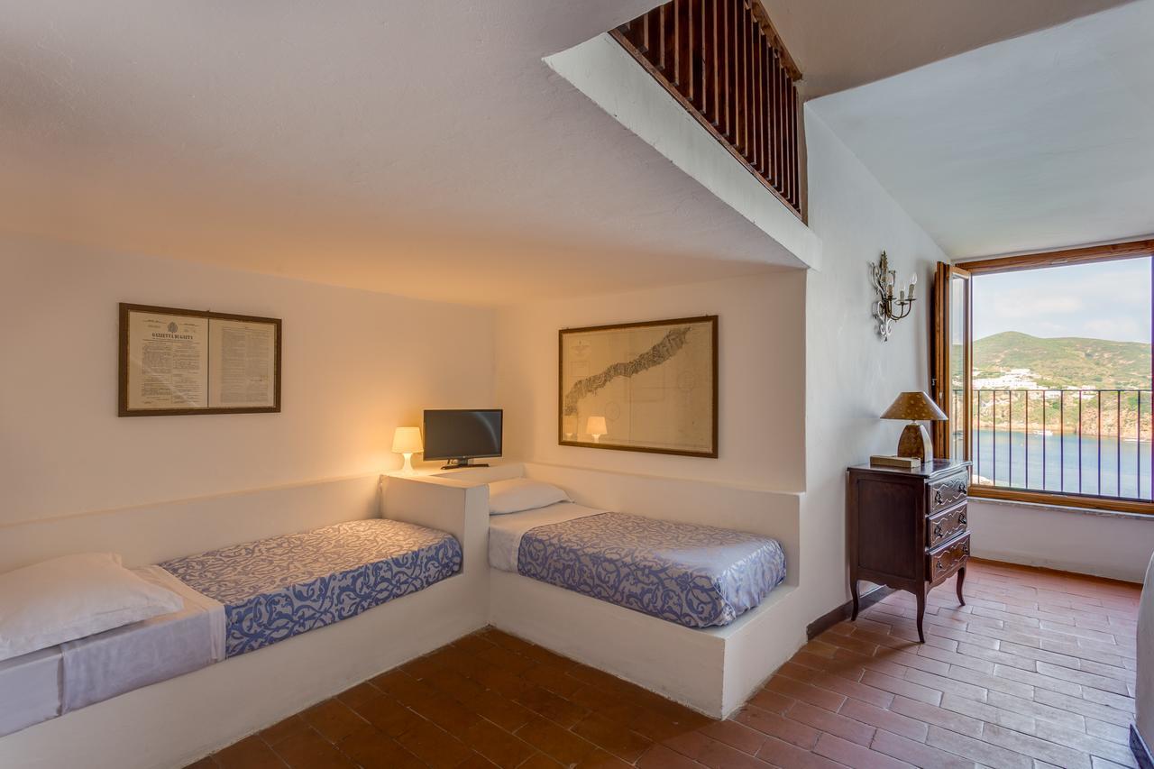 Hotel Torre Dei Borboni Понца Екстериор снимка