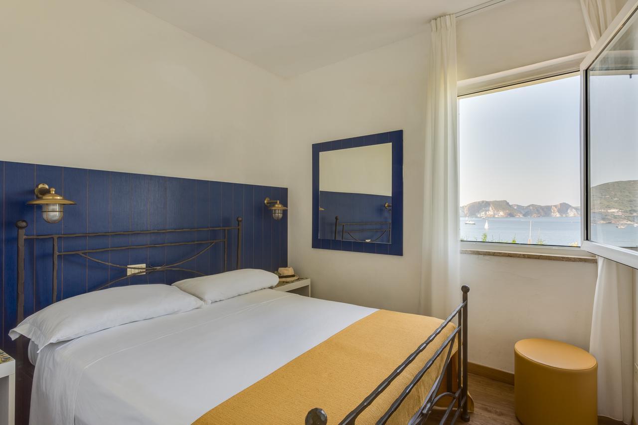 Hotel Torre Dei Borboni Понца Екстериор снимка
