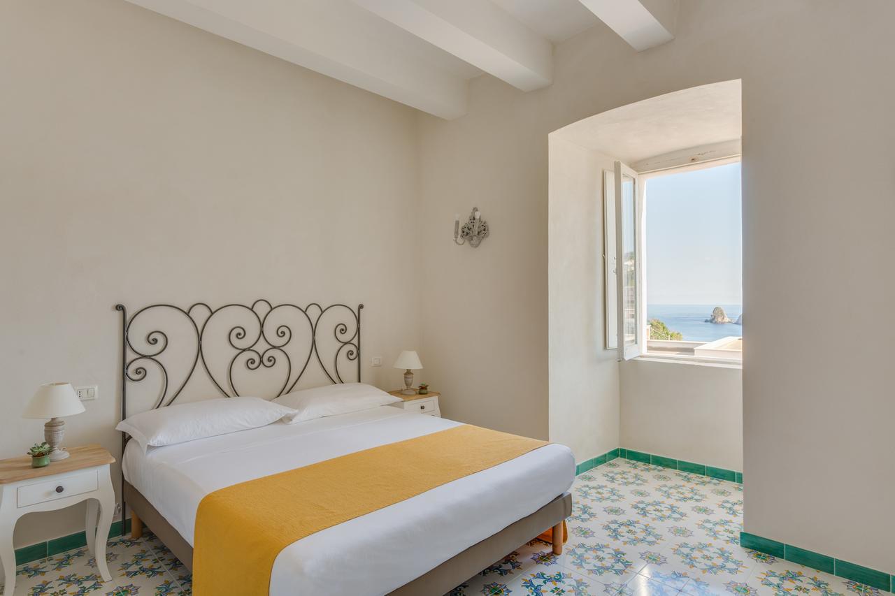 Hotel Torre Dei Borboni Понца Екстериор снимка