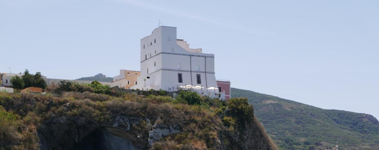 Hotel Torre Dei Borboni Понца Екстериор снимка