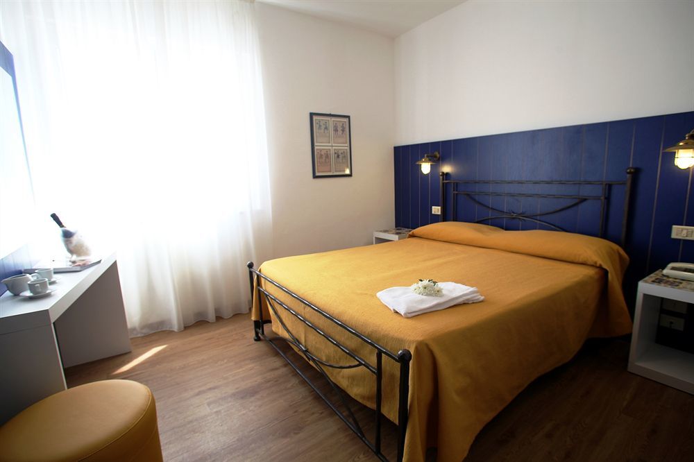 Hotel Torre Dei Borboni Понца Екстериор снимка