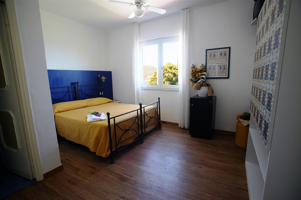 Hotel Torre Dei Borboni Понца Екстериор снимка