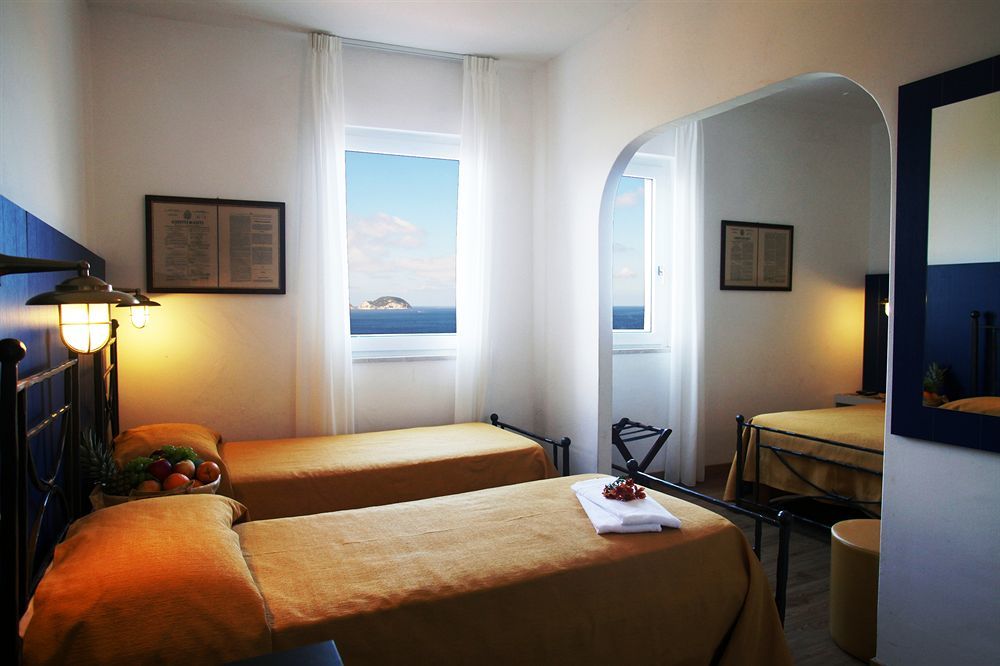 Hotel Torre Dei Borboni Понца Екстериор снимка