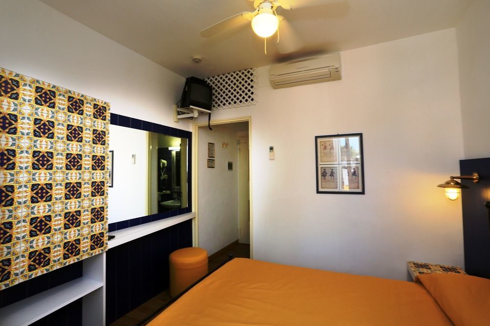Hotel Torre Dei Borboni Понца Екстериор снимка