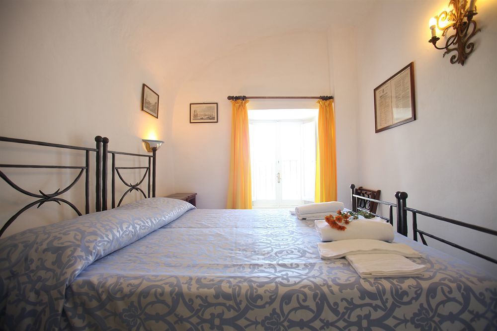 Hotel Torre Dei Borboni Понца Екстериор снимка