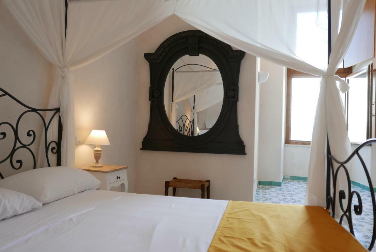 Hotel Torre Dei Borboni Понца Екстериор снимка